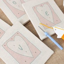 Afbeelding in Gallery-weergave laden, Punch Needle Set - 4 Mini Canvas Liefde
