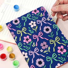 Afbeelding in Gallery-weergave laden, Schilderen op Nummer Notitieboek - Bloemen en Strikjes
